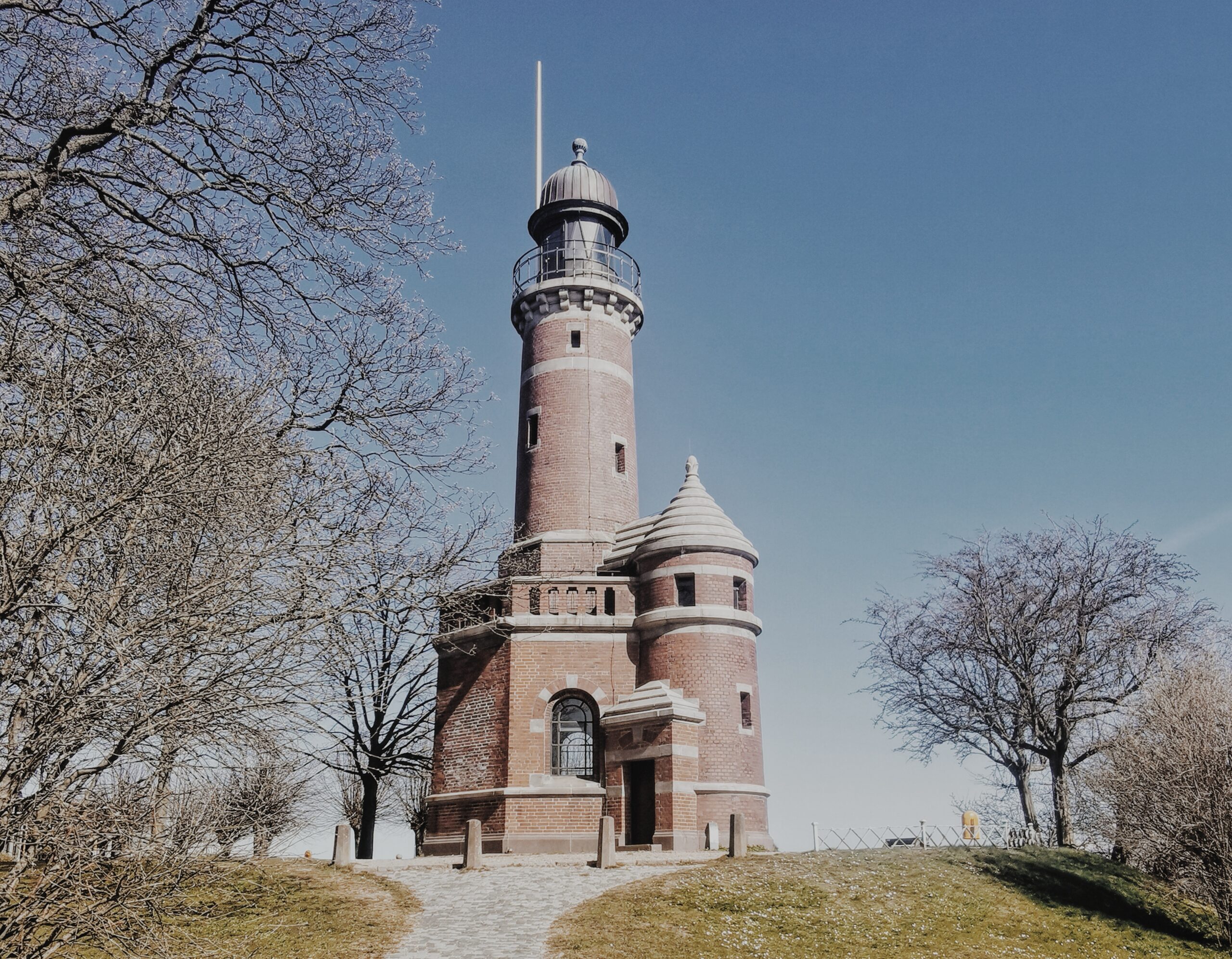 Alter. verklinkerter  Leuchtturm in Kiel Holtenau
